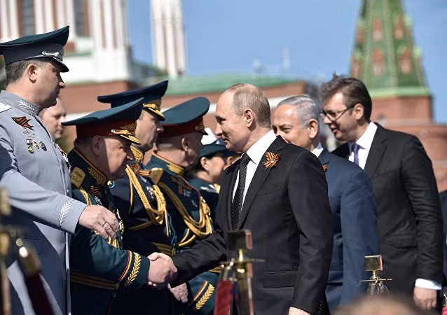 Tổng thống Nga Putin đến chào các tướng lĩnh, sĩ quan Quân đội Nga tại nhiệm cũng như đã nghỉ hưu đến dự lễ duyệt binh tại Quảng trường Đỏ. Ảnh: Sputnik.