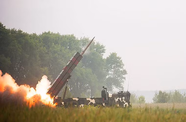 Hệ thống MLRS Polonez V-200 đã được ra mắt tại triển lãm MILEX ở thành phố Minsk vào tháng 5/2017. MLRS V-200 Polonez là sự kết hợp của xe chiến đấu V-200BM, V-200TZM và xe điều khiển-kiểm soát nâng cấp V-200BMU. Ảnh: liveuamap.com.