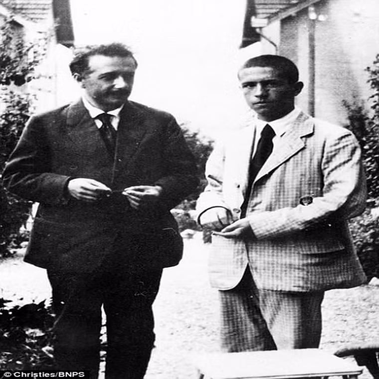 Tấm hình này được chụp lúc Albert Einstein gần 30 tuổi.