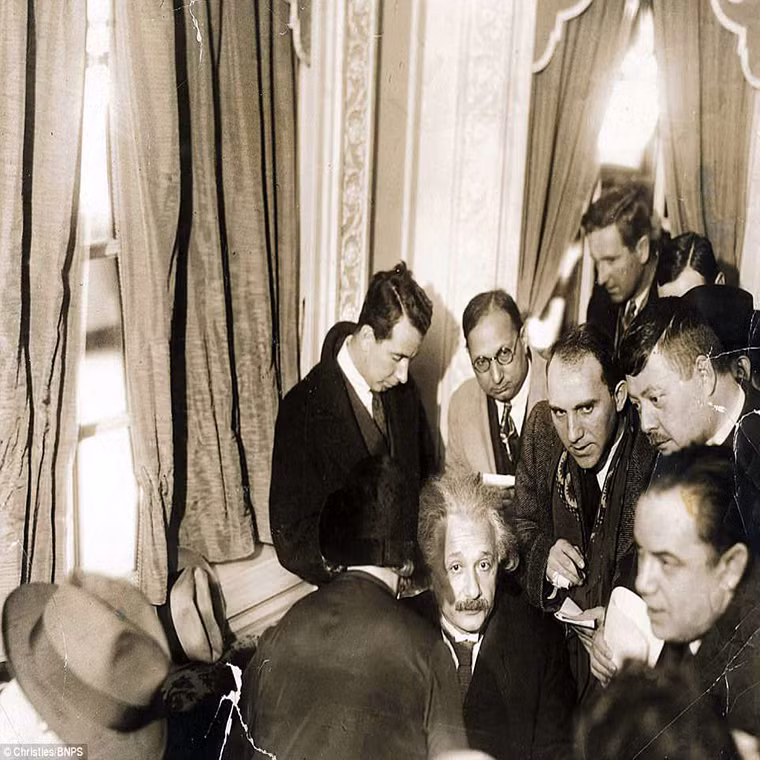 Các phóng viên vây quanh thiên tài Einstein ở thành phố New York, Mỹ, hồi tháng 12/1930.