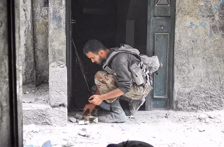 “Quân chính phủ Syria tiếp tục tấn công các phần tử khủng bố trong vùng lân cận al-Zein và tiến vào phố al-Aroubeh trong khu al-Taqadom sau khi tái chiếm nhiều cứ điểm chiến lược”, nguồn tin nói thêm.
