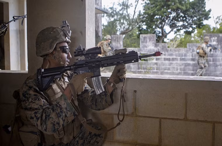 Được biết, Tư lệnh Thủy quân lục chiến Mỹ - Tướng Robert Neller, đã xác nhận với Military.com vào tháng 12/2017 về quyết định thay thế những khẩu M4 bằng M27 trong tương lai gần. Ảnh: tactical-life.com.