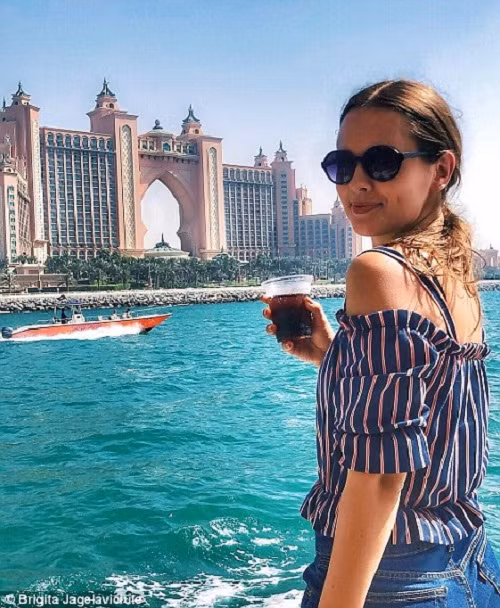 Brigita đăng bức hình này với chú thích: “Cuối tuần ở Dubai”.