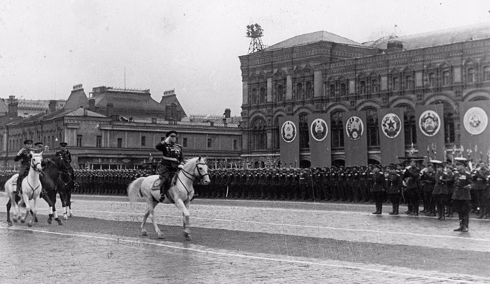 Joseph Stalin định cưỡi ngựa tham gia lễ duyệt binh Ngày Chiến thắng đầu tiên này, nhưng ông bị ngã ngựa nên quyết định từ bỏ ý tưởng nói trên – Nguyên soái Georgy Zhukov với tài cưỡi ngựa thực hiện nghi thức này. (Ảnh: GI)