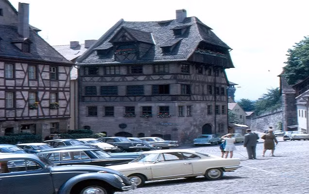 Rất nhiều ô tô lưu thông trên đường phố ở Nurnberg năm 1963.