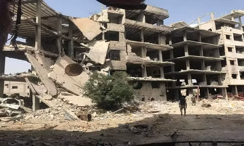 Theo Al Masdar News ngày 4/5, Trại Yarmouk ở Nam Damascus từng là nơi sinh sống của hàng chục nghìn người tị nạn Palestine nhưng hiện giờ không khác gì một “thị trấn ma” kể từ khi phiến quân IS chiếm đóng nơi này. (Nguồn ảnh: AMN)