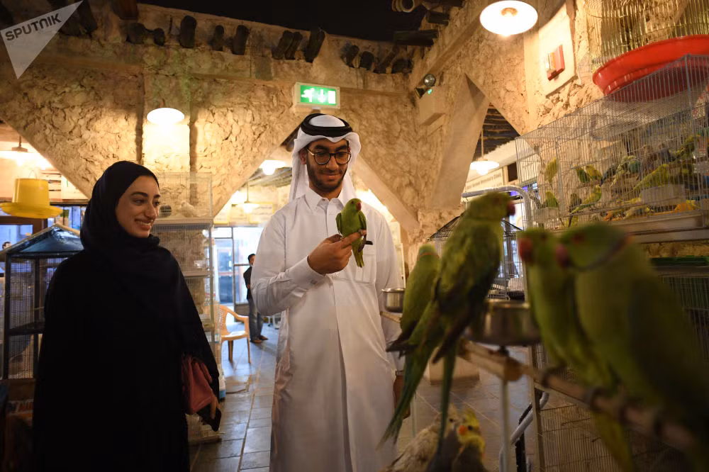 Người dân Qatar trong khu chợ Souq Waqif ở Doha.