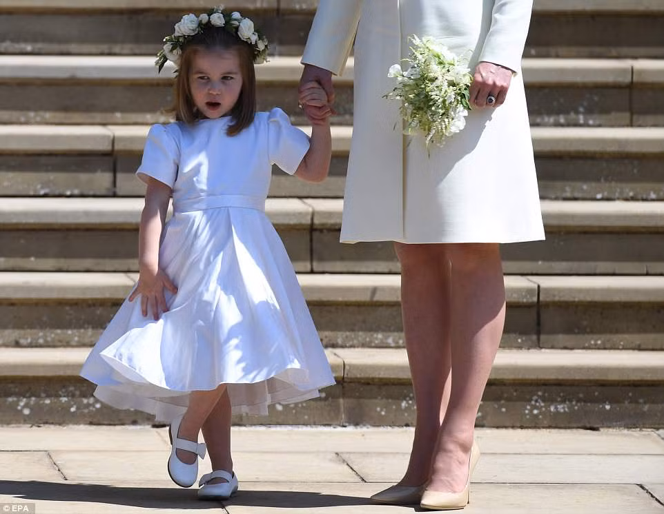 Công nương Kate và con gái, Charlotte, bên ngoài Nhà nguyện St Geroge.