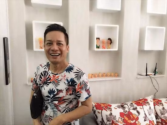 Ngôi nhà rộng rãi hơn 400m2 của Minh Nhí có lắp thang máy riêng, tọa lạc ở trung tâm Sài Gòn. Minh Nhí cho biết, anh mua ngôi nhà từ năm 2002, khi đó vẫn còn khá xập xệ. Diễn viên hài đã có 15 năm sinh sống tại đây và đầu tư nâng cấp khang trang từ giữa năm 2016.