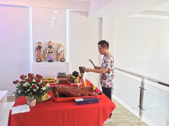 Ngôi nhà của Minh Nhí được thiết kế hiện đại, nhiều không gian mở với màu trắng sáng pha một số tông pastel nhẹ nhàng.