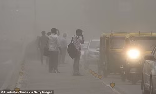 Theo Daily Mail ngày 3/5, trận bão cát với sức gió giật mạnh 130 km/h đã càn quét qua nhiều khu vực ở Ấn Độ, đặc biệt là tại các bang Uttar Pradesh và Rajasthan. Ảnh: DM.