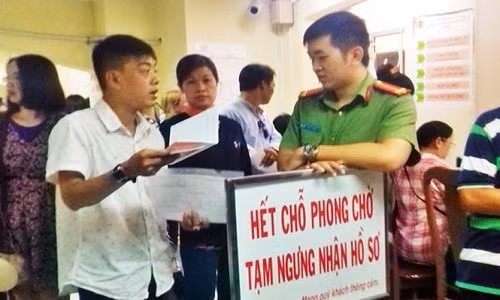 Để làm hộ chiếu, nhiều người phải đi từ sáng sớm để xếp hàng nhưng khoảng 10 giờ cơ quan này đã phải chăng biển ngừng đón nhận người làm thủ tục do không còn chỗ để chờ. Với mức thu phí 200.000 đ/hộ chiếu, có những ngày nơi đây thu vào ngân sách hàng trăm triệu đồng, nhưng cảnh chờ đợi, chen lấn, mệt mỏi vẫn bao trùm trong phòng làm thủ tục.