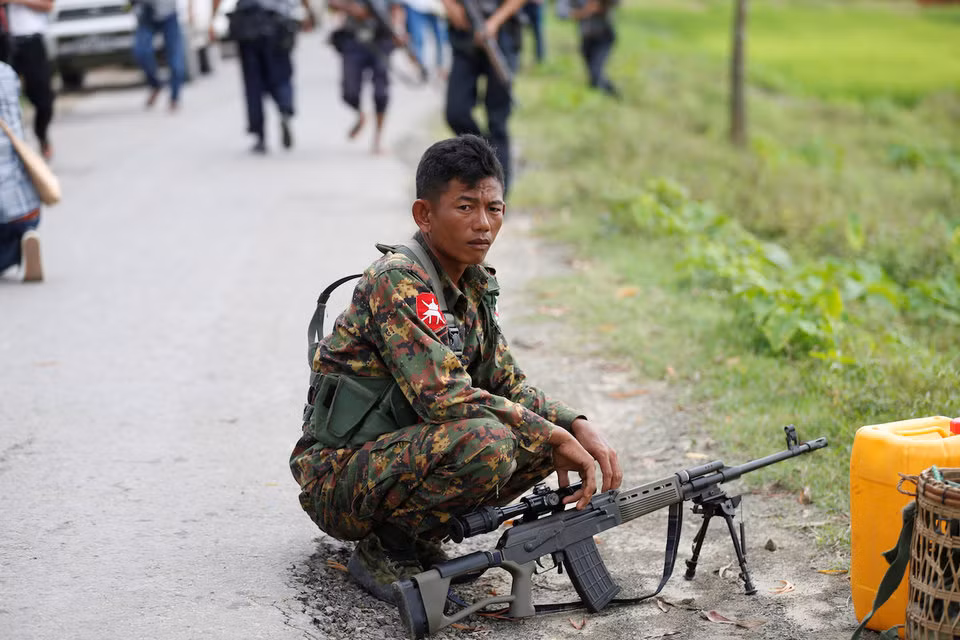 Myanmar có số 406.000 quân nhân luôn trong tình trạng sẵn sàng chiến đấu. Quân đội nước này đứng ở vị trí thứ 35 trong bảng xếp hạng quân sự thế giới.