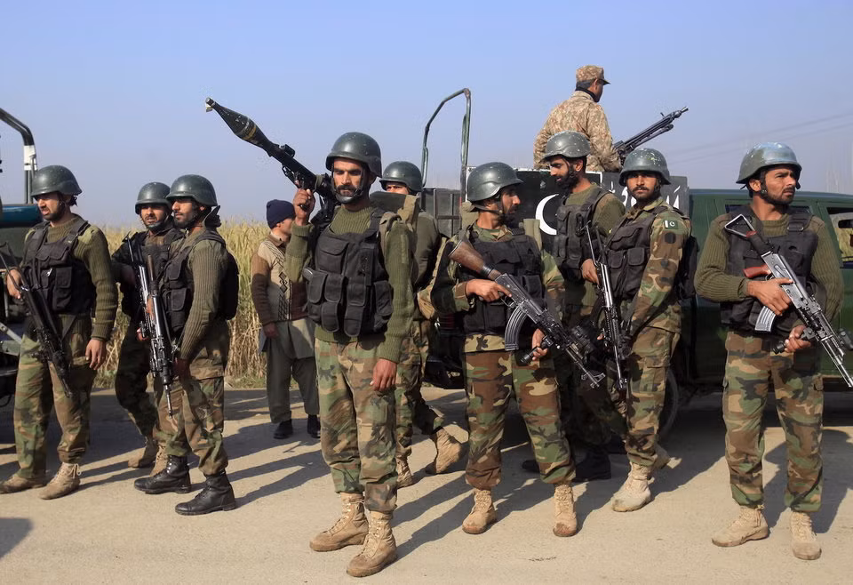 Quân đội Pakistan có 637.000 binh sĩ trực chiến trong khi quân số nước này là 919.000.