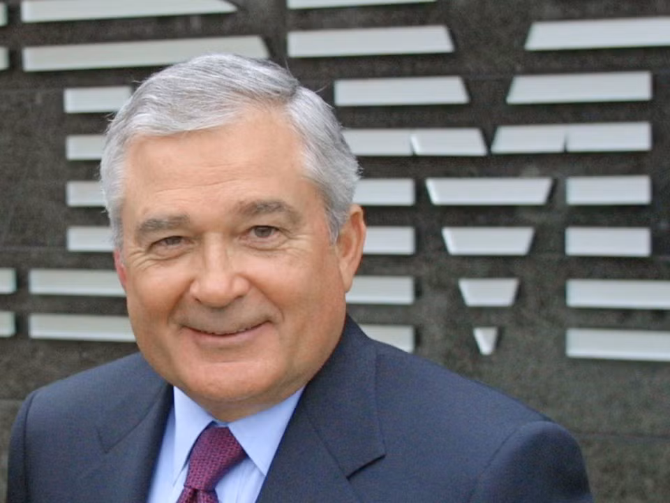 Cựu giám đốc của Tập đoàn IBM, doanh nhân Louis V. Gerstner Jr., tốt nghiệp trường Chaminade năm 1959.