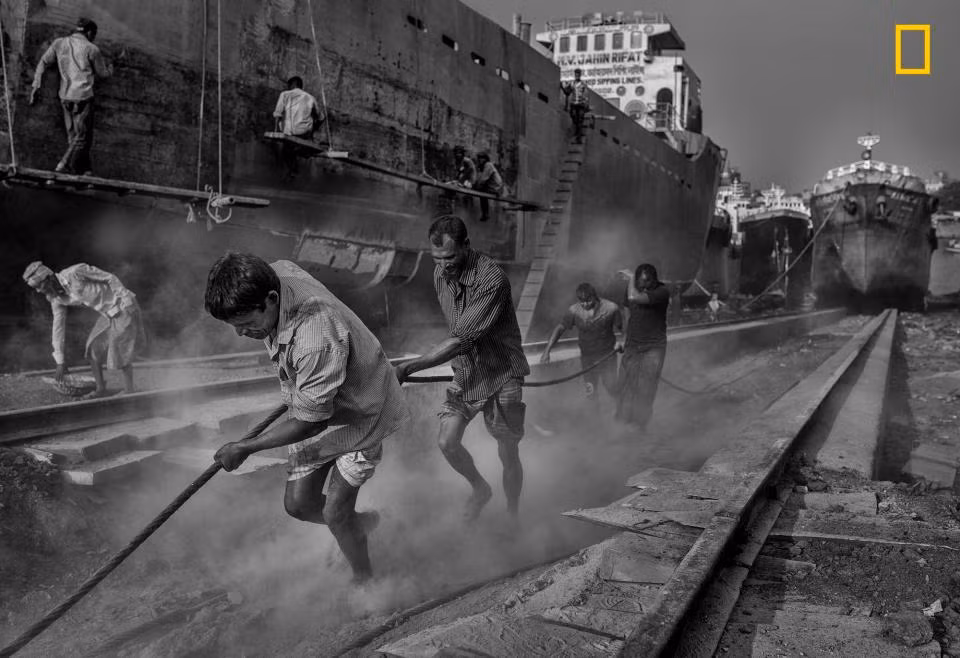 Khu ổ chuột ở Dhaka, Bangladesh, là nơi đặt nhà máy đóng tàu với sức chứa 15.000 người, trong độ tuổi từ 8 đến 80. Bức ảnh chụp mọi người đang cùng nhau phá dỡ những con tàu lớn do Mauro De Bettio ghi lại đã phần nào lột tả điều kiện lao động bụi bẩn và đầy nguy hiểm ở đây.
