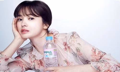 Trong loạt ảnh quảng cáo mới nhất, diễn viên Song Hye Kyo khoe nhan sắc trong bộ váy chất liệu voan mỏng manh. Thiết kế cổ điển cùng hoạ tiết hoa được in khéo léo, mang đến vẻ đẹp không thể ngọt ngào hơn cho người đẹp xứ Hàn.