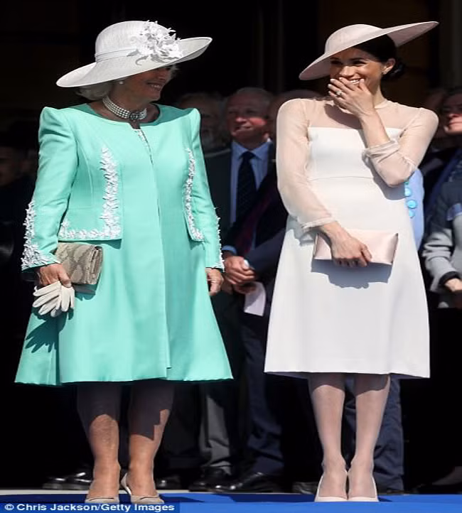 Megham Markle trò chuyện với Camilla, Nữ công tước xứ Cornwall và là vợ của Thái tử Charles.