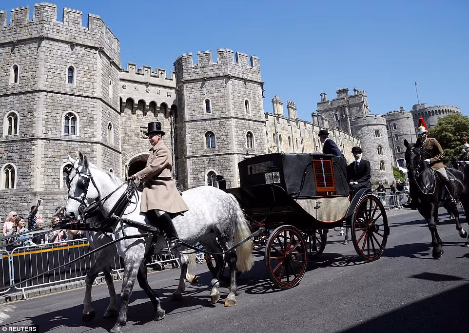 Được biết, Hoàng tử Harry và cô dâu Meghan sẽ ngồi trên chiếc xe này và đi một vòng quanh thị trấn sau hôn lễ để “ra mắt” công chúng.