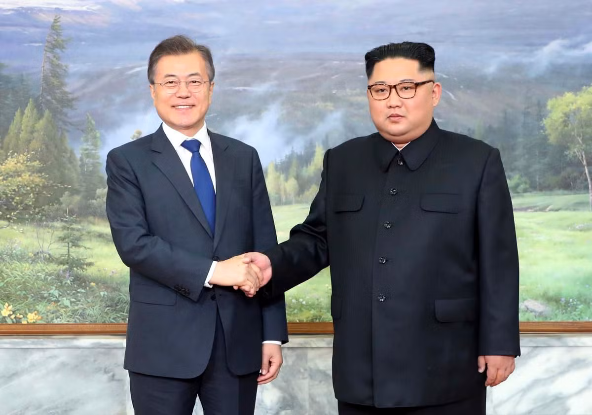 Theo thông báo từ Nhà Xanh, Tổng thống Moon Jae-in và nhà lãnh đạo Triều Tiên Kim Jong-un đã thẳng thắn trao đổi ý kiến về vấn đề thi hành Tuyên bố chung Bàn Môn Điếm được đưa ra trong Hội nghị thượng đỉnh liên Triều ngày 27/4 cũng như hướng đến hội nghị thượng đỉnh thành công giữa Mỹ và Triều Tiên sắp tới. Ảnh: AP.