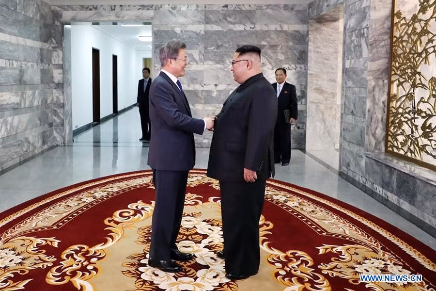 Đây là cuộc gặp lần thứ hai của Tổng thống Moon và nhà lãnh đạo Kim tại Bàn Môn Điểm chỉ trong vòng một tháng qua. Cuộc gặp lần này kéo dài hai tiếng đồng hồ, từ 15h đến 17h ngày 26/5 (giờ địa phương). Ảnh: THX.