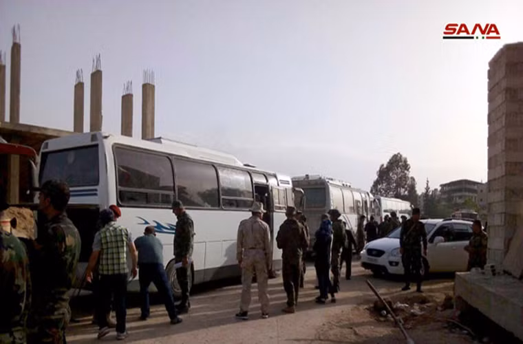 Còn tại Nam Damascus, ngày 10/5, hơn 30 xe buýt chở tốp chiến binh HTS, Jaysh al-Islam và Jaysh al-Ababil cuối cùng đã rời khỏi các quận Aqraba, Beit Sahm, Yalda và Babbila ở phía nam thủ đô Damascus. Ảnh: SF.
