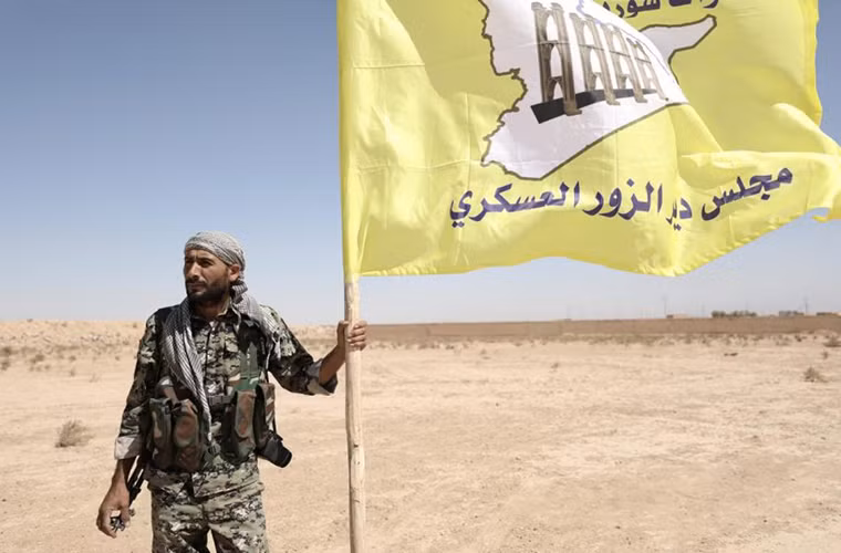 “Lực lượng SDF đã tiến sâu thêm 12 km ở Đông Deir Ezzor và chỉ còn cách căn cứ của tổ chức khủng bố IS khoảng 200 mét”, Haval Bahoz, một chiến binh SDF, cho biết. Ảnh: AMN.