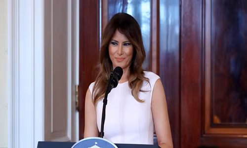 Đệ nhất phu nhân Melania có thói quen tập pilate, đi bộ và chơi tennis.