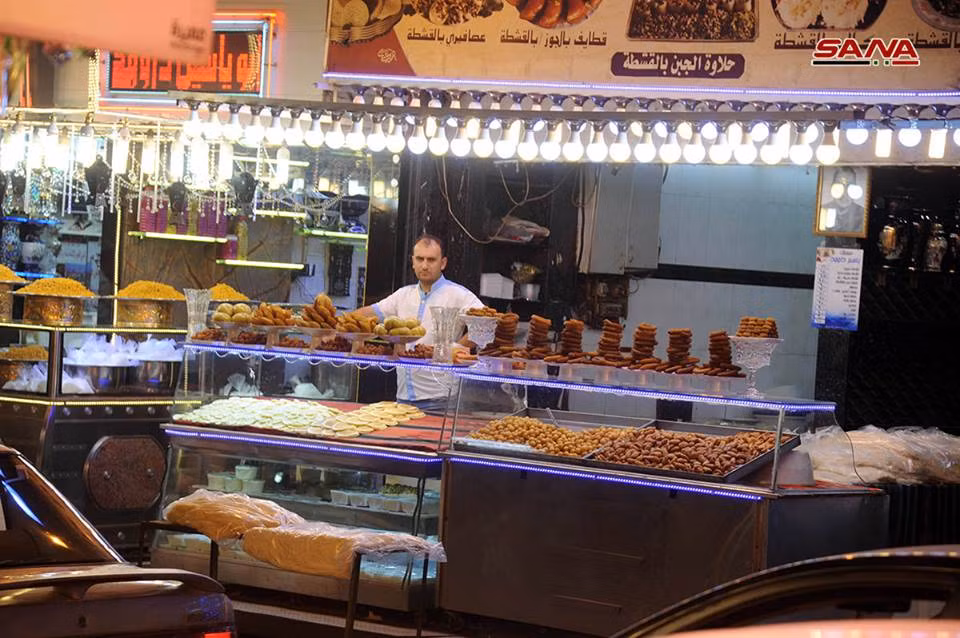 Năm nay, người dân Damascus tấp nập đi mua sắm trong tháng lễ Ramadan khi lực lượng khủng bố đã bị xóa sổ hoàn toàn ở thủ đô Damascus cũng như các vùng phụ cận. Ảnh: SANA.