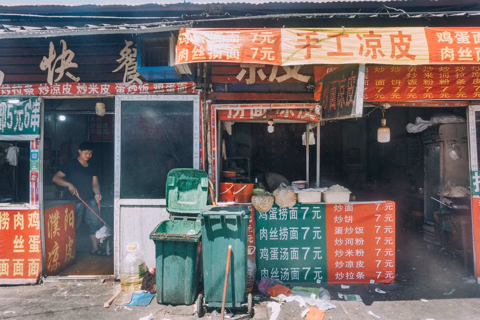 Các hàng quán phục vụ đồ ăn cho các công nhân nhà máy. “Chúng tôi thường phải thức khuya dậy sớm để có thể bán hàng cả ngày và cho những công nhân làm ca đêm”, Liu, một chủ cửa hàng, chia sẻ.