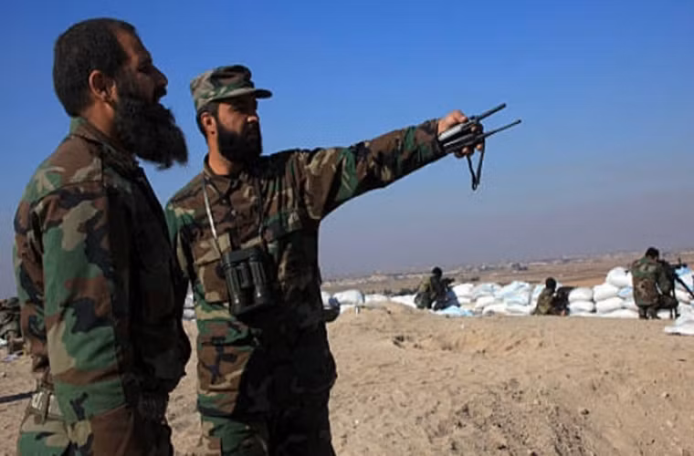“Liên quân do Mỹ cầm đầu đã tấn công hai căn cứ của lực lượng chính phủ Damascus ở sa mạc Badiyeh gần trạm T2. Vụ không kích diễn ra giữa lúc tổ chức khủng bố IS đang chiêu mộ tân binh”, hãng SANA đưa tin. Ảnh: FNA.