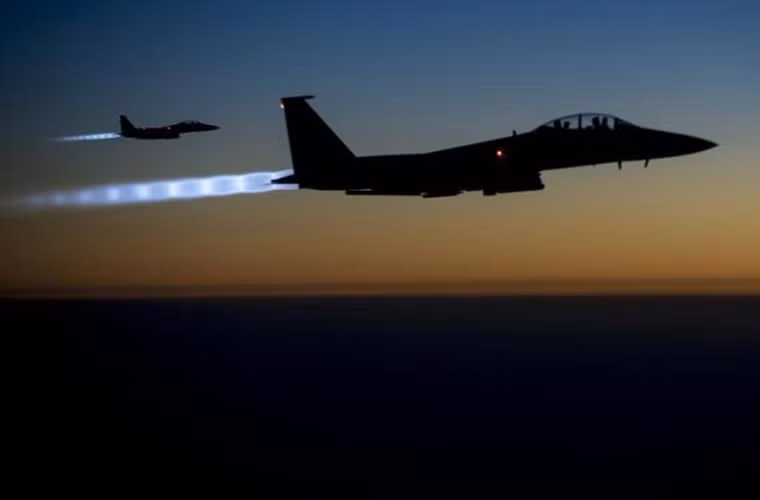 Liên quan đến vụ liên quân Mỹ bị “tố” không kích Quân đội Syria ở Deir Ezzor sáng 24/5, Al Masdar News dẫn thông tin từ Cơ quan Giám sát Nhân quyền Syria (SOHR) cho biết 12 binh sĩ Syria thiệt mạng trong vụ không kích được cho là do Mỹ tiến hành. Tuy nhiên, phía Quân đội Syria vẫn chưa xác nhận thông tin về vụ oanh kích vừa qua. Ảnh: AMN.