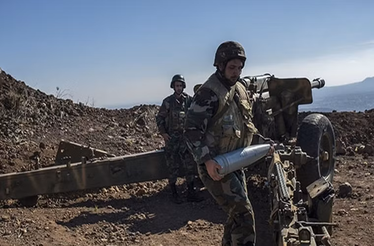 Trong diễn biến khác trên chiến trường Syria, tại Hama, đơn vị pháo binh và tên lửa của Quân đội Syria đã phá hủy các căn cứ của phiến quân HTS ở phía bắc tỉnh, qua đó gây tổn thất nặng cho nhóm khủng bố. Ảnh: FNA.