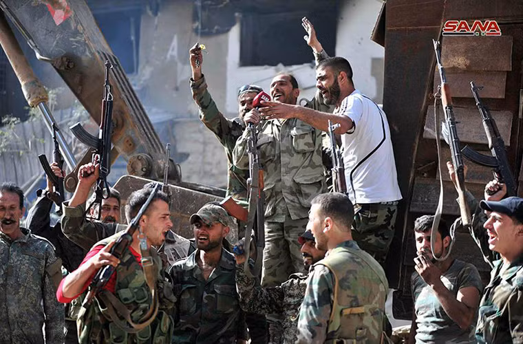 Theo Al Masdar News ngày 24/5, Quân đội Syria đã bắt đầu tập trung binh lực ở phía đông Deir Ezzor để chuẩn bị mở cuộc tấn công quy mô lớn nhằm loại bỏ các phần tử IS còn lại trong sa mạc Syria. Ảnh: SANA.