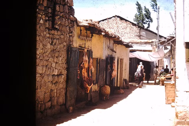 Thịt tươi được treo trước một cửa hàng trong khu chợ ở Baalbeck.