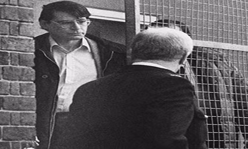 Dennis Nilsen rời khỏi tòa án London năm 1983. Ảnh: The Sun.
