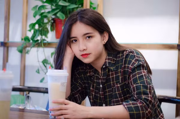 Không nằm ngoài ngoại lệ đó, nữ sinh Trần Minh Phương sinh năm 2001, lớp 11 chuyên Anh, THPT Nguyễn Bỉnh Khiêm (Hà Nội) đang là gương mặt được nhiều bạn trẻ 'săn lùng' sau khoảnh khắc xinh xắn khoe nụ cười răng khểnh được phát tán.