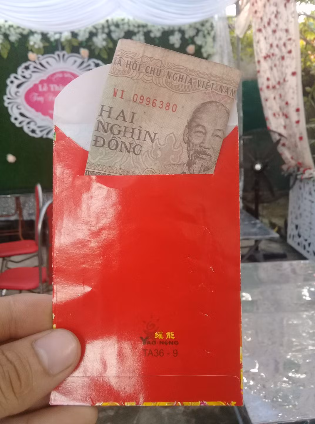 Bởi nó không chỉ cho thấy sự thiếu tôn trọng, mà còn làm mất đi hình ảnh đẹp đẽ về tục lệ đám cưới vô cùng ý nghĩa từ xưa tới nay của người Việt Nam. Ảnh: Facebook.