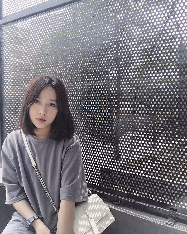 Trước sự yêu mến và khen ngợi của nhiều người, Hằng cảm thấy rất vui và hạnh phúc.