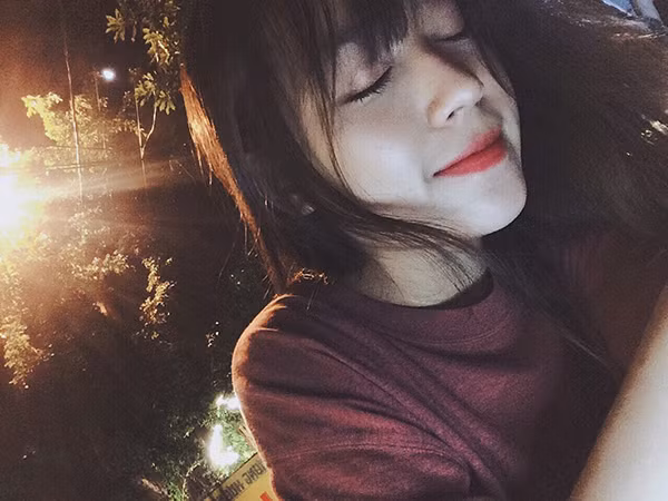 Cô gái 9X Bắc Ninh này may mắn sở hữu gương mặt có sống mũi cao tự nhiên, đôi mắt 'biết nói' và đôi môi chúm chím dễ thương. Tất cả những nét hài hòa đó khiến người đối diện nhầm lẫn Hằng là con lai.