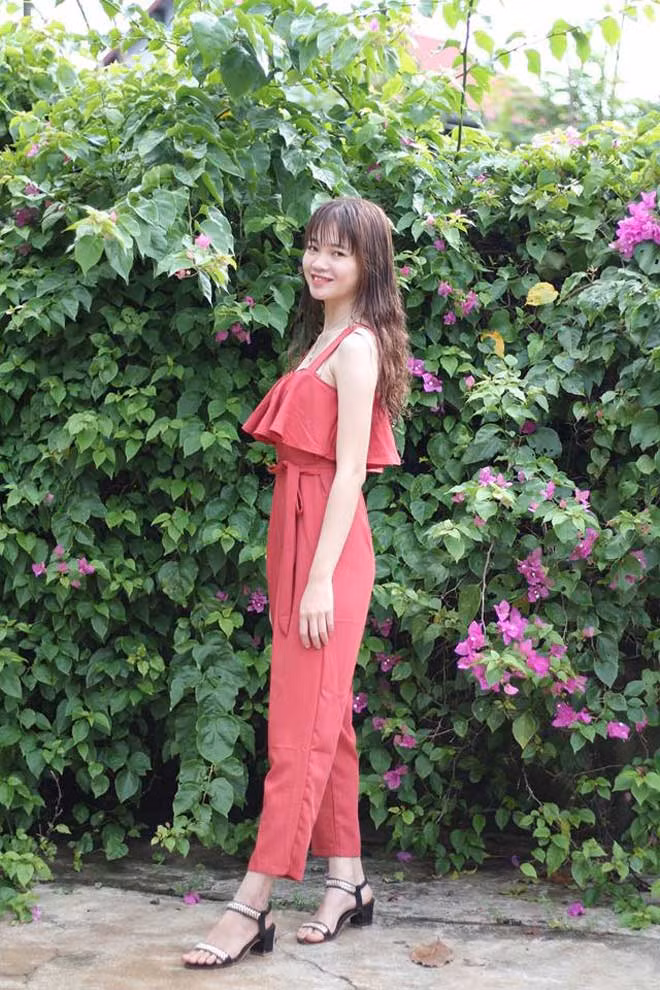 Về những ý kiến “ném đá” Ngọc Anh giãi bày: “Đọc được những bình luận không hay mình rất buồn nhưng vì luôn có bạn bè, anh chị em ở bên ủng hộ nên mình không còn nghĩ nhiều về nó nữa. Dù sao, đó cũng chỉ là những lời phán xét vội vàng của những người không biết gì về mình". Ngọc Anh kể, khi thấy chương trình đăng tin mai mối cho giới trẻ ở khu vực Tây Nguyên, cô cũng như mọi người, vui vẻ để lại một bình luận giới thiệu bản thân, mẫu bạn đời lý tưởng kèm theo một bức ảnh. Cô không ngờ, vài dòng đăng ký “không chính thống” ấy lại gây chú ý. Vì mới tốt nghiệp ngành sư phạm mầm mon, công việc chưa ổn định nên Ngọc Anh chưa hề có ý định lấy chồng. Cô là người tự lập nên hiện tại, chỉ nghĩ đến chuyện kiếm tiền, tự lo cho bản thân.