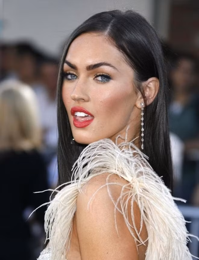 Da của Megan Fox vốn vướng phải những vấn đề như thế. Sở hữu một làn da kém khỏe mạnh, thiết nghĩ mỹ nhân của Hollywood cần có một chế độ chăm sóc đặc biệt cho làn da.