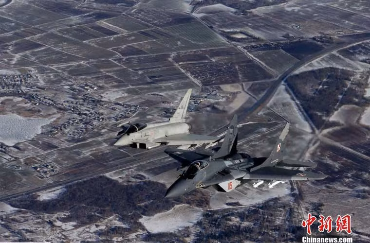 Các máy bay tiêm kích MiG-29 của Không quân Ba Lan do Liên Xô cung cấp từ trước năm 1991. Dù Ba Lan từng nhiều lần muốn thay thế MiG-29 bằng máy bay phương Tây nhưng do vấn đề tài chính mà cho đến nay tiêm kích MiG Liên Xô vẫn hoạt động.