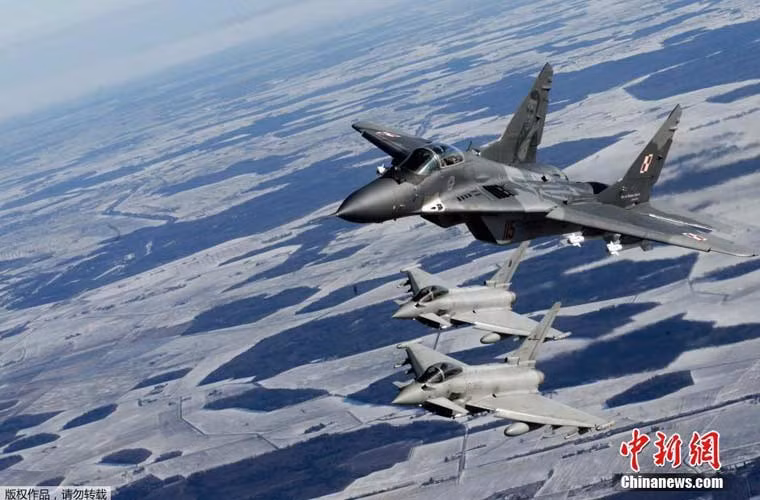 Biên đội hỗn hợp trên không phận Baltic.
