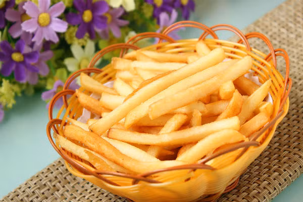 Ngoài món khoai tây kể trên, trong gia đình chúng ta cũng hay tự làm món khoai tây chiên. Cho dù tự làm nhưng khi chiên cũng sẽ tạo ra chất acrylamide. Vì vậy chúng ta cần hạn chế ăn hai món này. 
