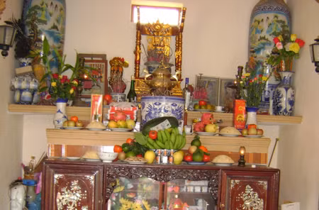 Nếu trong nhà có ban thờ thì bên trái là thờ thần linh, bên phải là thờ tổ tiên. Nếu chỗ đặt bài vị của tổ tiên có dây điện, hay dính vào góc trần nhà cũng sẽ không có lợi cho nữ gia chủ.