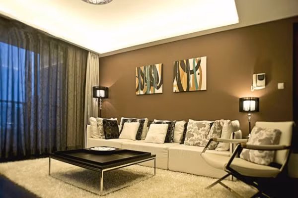 Sàn nhà cần phải chắc chắn cố định. Nền nhà tượng trưng cho nền móng, bạn nên phát hiện ra chỗ nào hư hỏng cần sửa chữa kịp thời. Những chỗ lát đá mà cảm thấy lạnh thì nên trải thảm lên để hóa giải. 