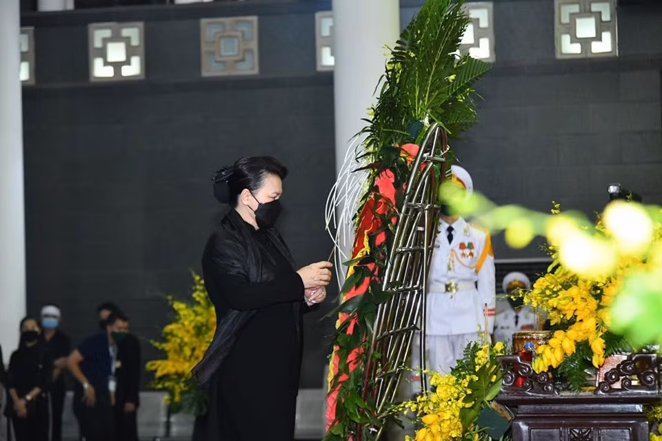 Chủ tịch Quốc hội Nguyễn Thị Kim Ngân thắp hương chia buồn về sự ra đi của nguyên Tổng bí thư Lê Khả Phiêu.