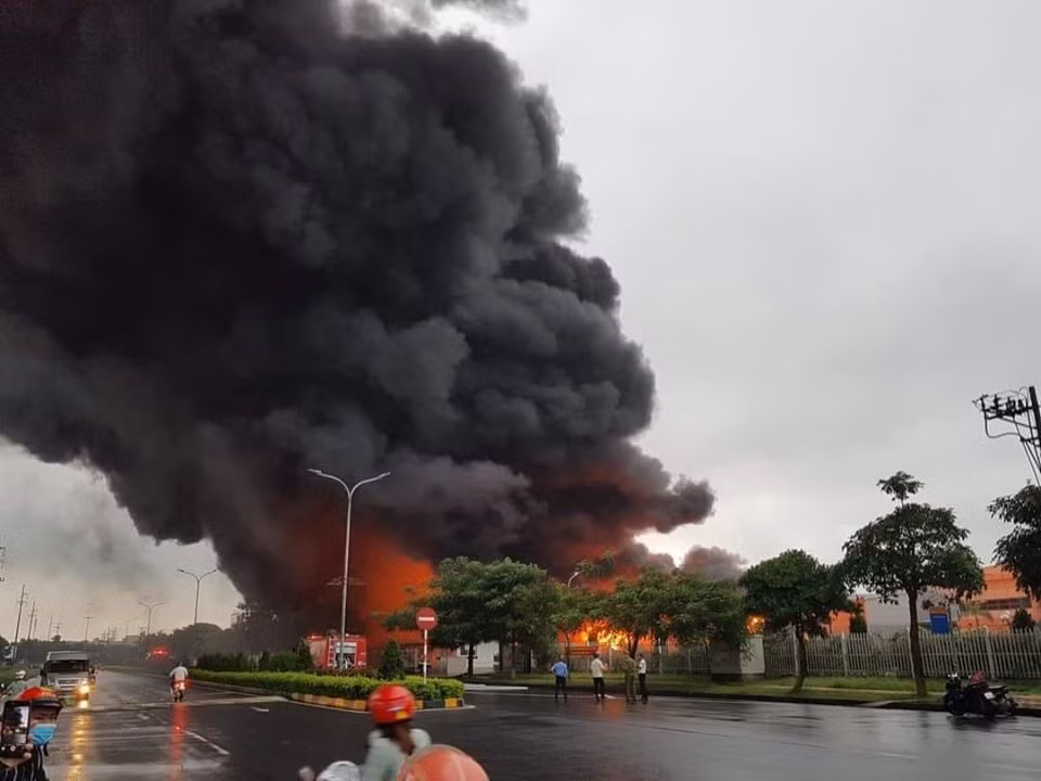 Cháy lớn tại khu Công nghiệp Yên Phong, Bắc Ninh Chay lon tai khu Cong nghiep Yen Phong, Bac Ninh
