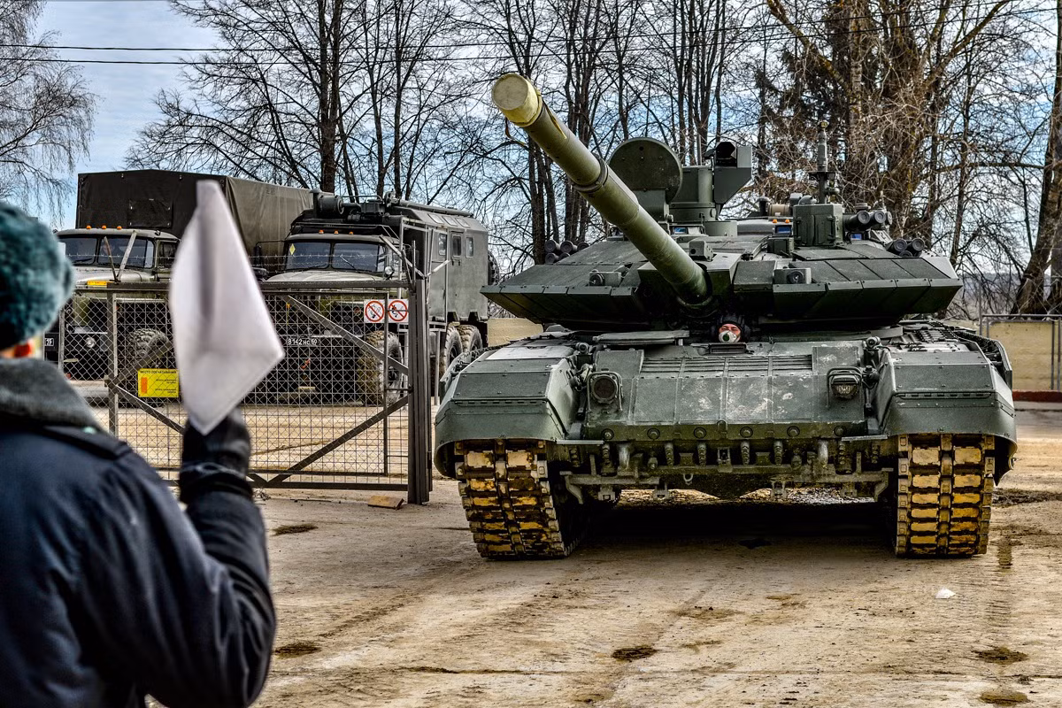 Xe tăng T-90M sở hữu khối động cơ công suất trên 1000 mã lực, 12 xi-lanh với tốc độ tối đa lên tới 60km/h trên đường phẳng vào 50km/h ở đường đất.